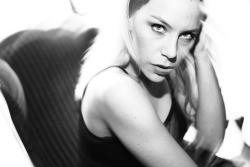 Astrid-Puy-Stuhl-sw-web